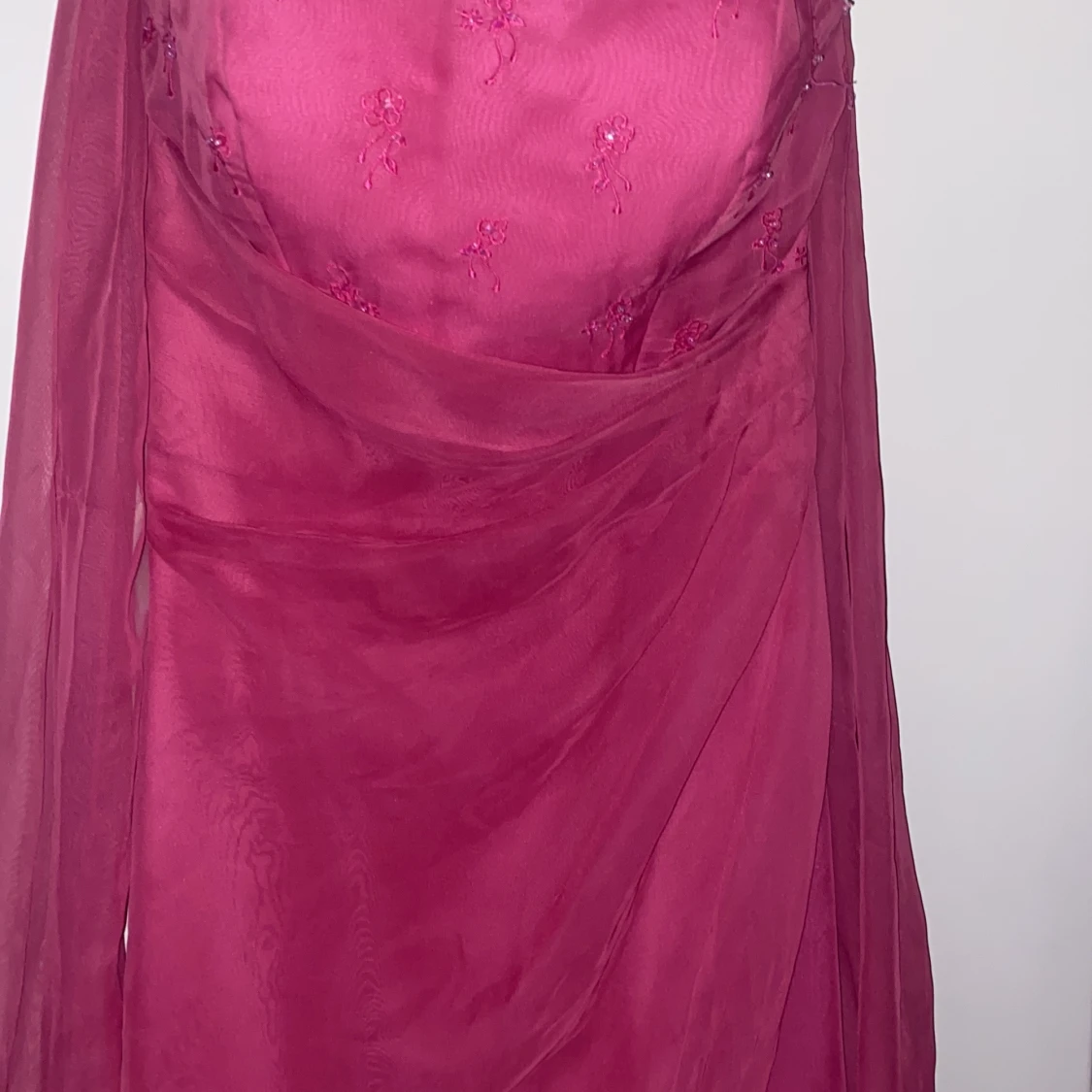 Rosa klänning med broderade detaljer - 91