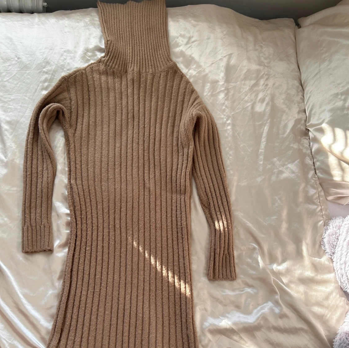 Beige ribbad klänning