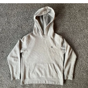 Ralph lauren hoodie - Riktigt najs hoodie storleken är xxs-xs, det finns några enstaka knopprar på ryggen under luvan. Hör av en vid funderingar!! 