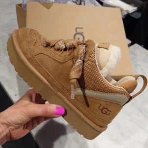 Ugg Lowmel - Chestnut  - Säljer vinters mest populära sneaker – Ugg Lowmel Chestnut i storlek 41.  Nya i kartong, orginalkvitto från UGG medföljer. Öppet köp finns fortsatt på skorna, det är således ingen idé att försöka pruta ner priset.  Finns att hämta i Hammarby Sjöstad 