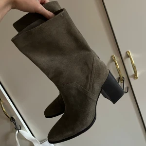 Zara mocka boots - Jättefina khakigröna högklackade mockaboots från Zara i storlek 38