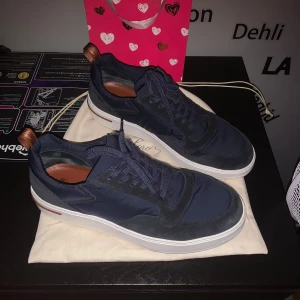 Loro piana skor - Stilrena skor ifrån loro piana modellen heter Newport och nypriset ligger på ca 9 tusen. Nyligen köpta i Monaco, Har endast använt dom tre gånger så de är som nya. Kommer med dustbag. 