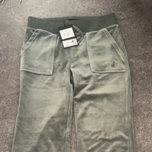 Juicy Couture byxor - HELT NYA OCH OANVÄNDA köpte för 1200 Säljer för 500kr Sänker inte priset💚