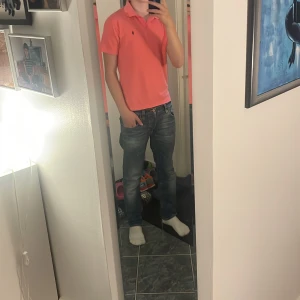 Ralph lauren piké - Säljer en riktigt snygg polo piké som är storlek XL i barn storlek så typ storlek S i herr den har inga defekter och har ett bra skick. Den är även i lite mjukare material.
