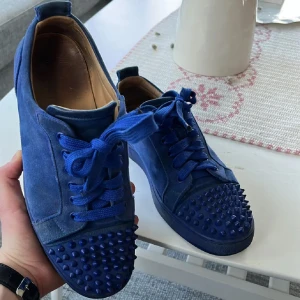 Loubs - STEAL!! Tja säljer nu dessa loubs till ett dunder pris, storlek 41 passar större typ 42/43. Skicka bedöm själva små defekter lite här och där. Nypris 10 000 mitt pris 2799. Box medföljer. Går nog att lämna in dem hos en skomakare så kan dem nog tvätta skorna