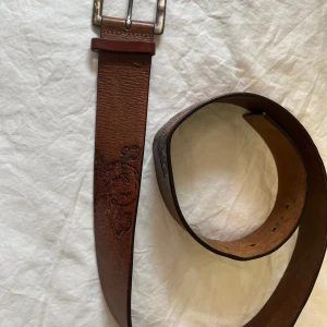 Brunt Knucklehead bälte - Bältet är i använt skick, men har mycket mer att ge. 90 cm i storlek