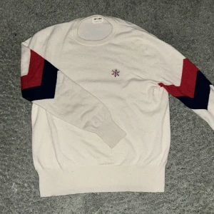 Soft Goat tröja 100% kashmir - Säljer nu denna väldigt sällsynta och eftertraktade soft goat tröjan som inte går att köpa längre. Materialet är 100% Kashmir🤩 Perfekt till vintern!  Modellen är 183cm och väger 65kg. Nypris är runt 2500 och jag säljer för endast 700!! Priset kan sänkas vid snabb affär.  Kom i dm för minsta lilla fråga!