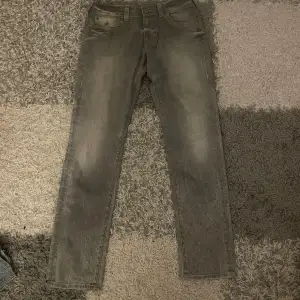 Gråa vintage true religion jeans!  Mått: Midja 42cm Längd 110cm Bredd 26cm Benöppning 19cm