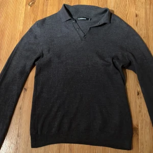 J.Linberg tröja - En J.Lindberg tröja, mörk grå, small och italiensk ull.