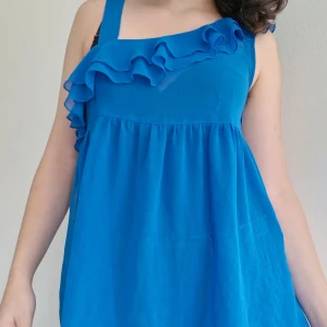 Blå babydoll-topp - Söt babydoll-topp från Topshop! 🦋 Med asymmetrisk rigning och volang.  Sparsamt använd, inga defekter! Sann till storlek.  Hör gärna av er vid frågor och glöm inte att kolla in garderoben för fler liknande plagg!