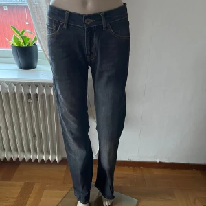 Mörkblå jeans från Gina - Se bilder 