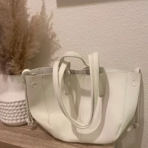 Vit väska  - Köpte på plick💗
