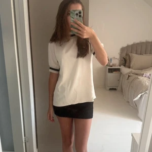 T-shirt med detaljer - Mycket bra skick, aldrig använd