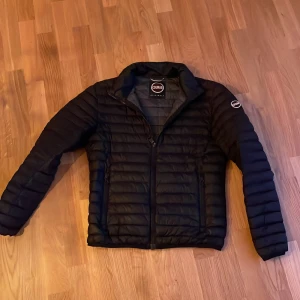 Colmar vinterjacka - Säljer dennq sjukt snygga colmar jackan perfekt nu till höst och vinter! Storlek 46 vilket motsvarar S-M. Skick 8/10. Kan gå ner i pris vid snabb affär. Hör av dig vid minsta fundering!💯