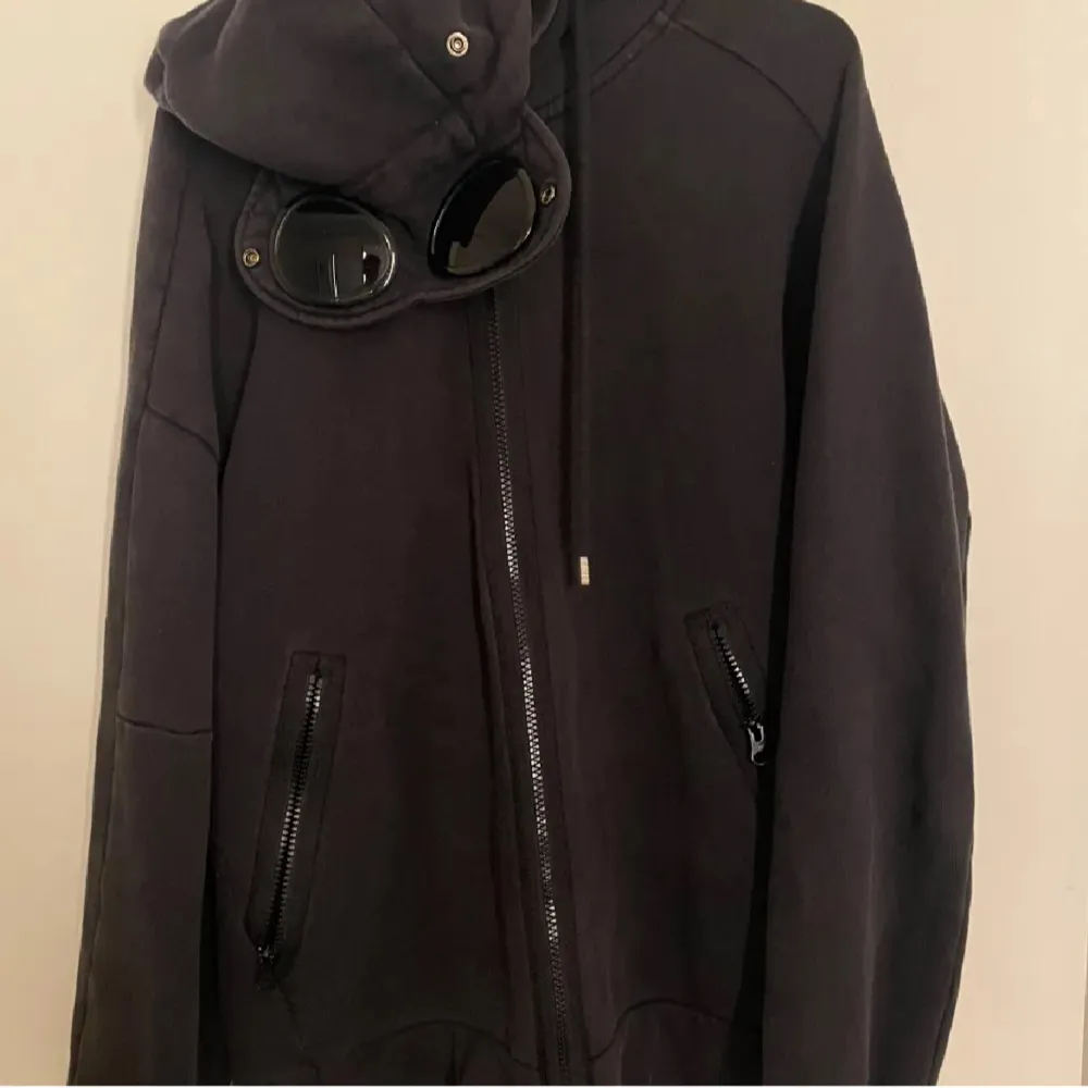 Den är i bra skick bara lite urtvättad är medium men passar L. Inga hål eller skador på den. Är öppen för o byta mot tex stone island eller liknande märken. Priset är prutat och klart. Hupparit & Collegepaidat.