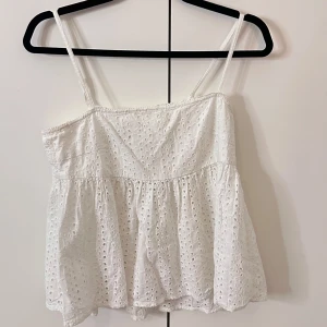 Vit ärmlös topp med spetsdetaljer - Vit spets topp