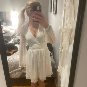 Vit klänning - Säljer nu min vita avslutnings klänning. Jag hade den på min konfirmation men funkar super till student eller avslutning. Använd en gång så helt ny nästan. Priset är inte fast vid snabb affär 🤍