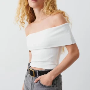 Vit offshoulder topp från Gina Tricot - Säljer en stilren vit offshoulder topp från Gina Tricot. Perfekt för en trendig look med sin axelbandslösa design. Toppen är i ett mjukt och bekvämt material som passar bra till både jeans och kjol. Nypris 300kr och aldrig använd. Storlek xs men den är väldigt mjuk och töjbar vilket gör att den även passar s.💕