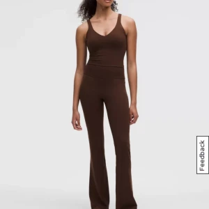 Lululemon flare pants  - Jättefina och super sköna  lululemon flare pants från lululemon i en brun/ ljusbrun färg, kan tänka mig att sänka priset vid snabb affär 🥰bara att skriva för egna bilder! 