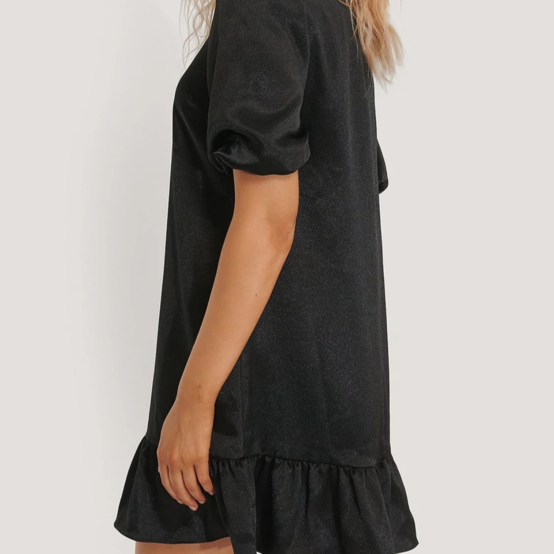 Svart klänning med volangdetalj - 2