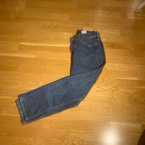 Blå jeansbyxor - Snygga blå jeansbyxor med klassisk design. De har en rak passform och fem fickor. Perfekta för en avslappnad stil.