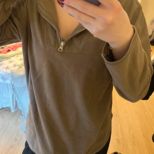 Brun fleece tröja med dragkedja - Säljer en brun fleece tröja med dragkedja framtill. Tröjan har långa ärmar och en bekväm passform.🤎