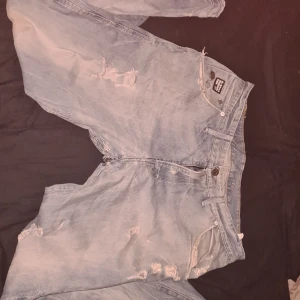 Blå/gråa G-Star jeans (ripped) - Säljer dem här G star jeansen (Ripped) Dem är i ett väldigt bra skick och nästan aldrig använd! Detta är en steal