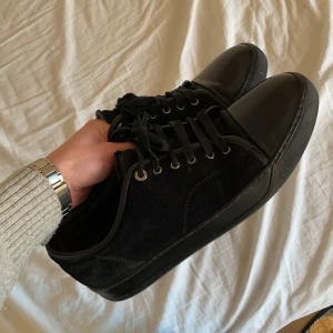  Lanvin Paris Skor - Säljer mina Lanvin skor i storlek 44, skorna är perfekt för dig som vill ha lite stil i dina outfits. Skorna är perfekt för alla tillfällen! Skick: 9/10. Hör av er vid minsta fundering!!! Skickar gärna flera bilder!!! Är öppen för prisförslag!