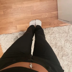 kostymbyxor  - kostymbyxor från kidsbrandstore i strl 152