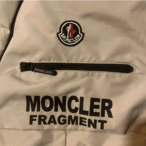 Helt ny väst  - Helt ny väst ej använd storlek L passar M med side zip  