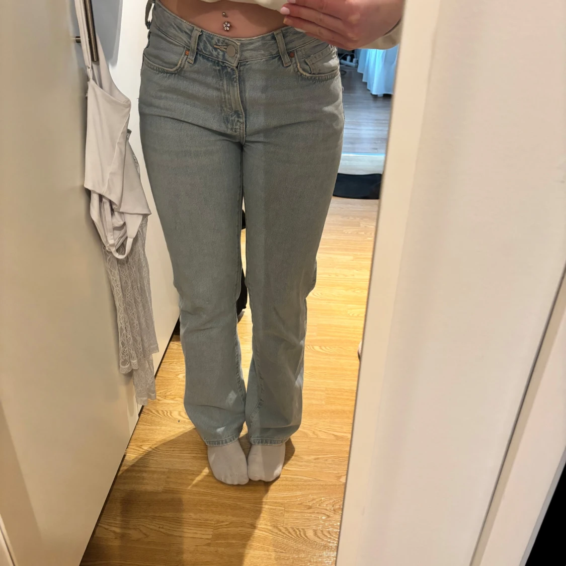 Ljusblå jeans med låg midja