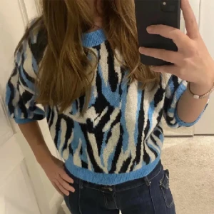 Slutsåld zara topp  - Säljer denna jättefina zara topp i storlek M men passar mig som vanligtvis brukar ha S 💕tröjan har ett jättefint zebra mönster på sig ❤️