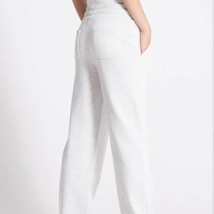 Grå mjukisbyxor från 157 - Säljer ett par bekväma grå mjukisbyxor från 157. Byxorna har en elastisk midja med snörning och raka ben. Perfekta för en avslappnad stil. De är små i storleken så passar M också. 