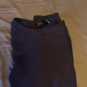 Mörkblå tröja från H&M - Säljer en mörkblå tröja från H&M i relaxed fit. Tröjan har långa ärmar och är perfekt för en avslappnad stil. Den är enkel och stilren, vilket gör den lätt att matcha med olika outfits.