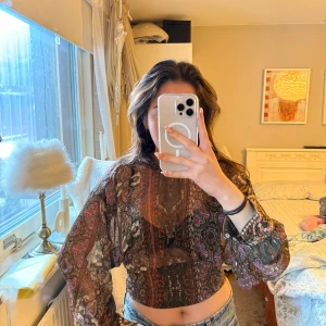 Mönstrad blus från Zara - Säljer en snygg blus/top från Zara med unikt mönster🤎