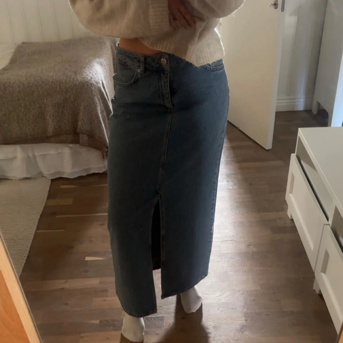 Blå jeanskjol med slits