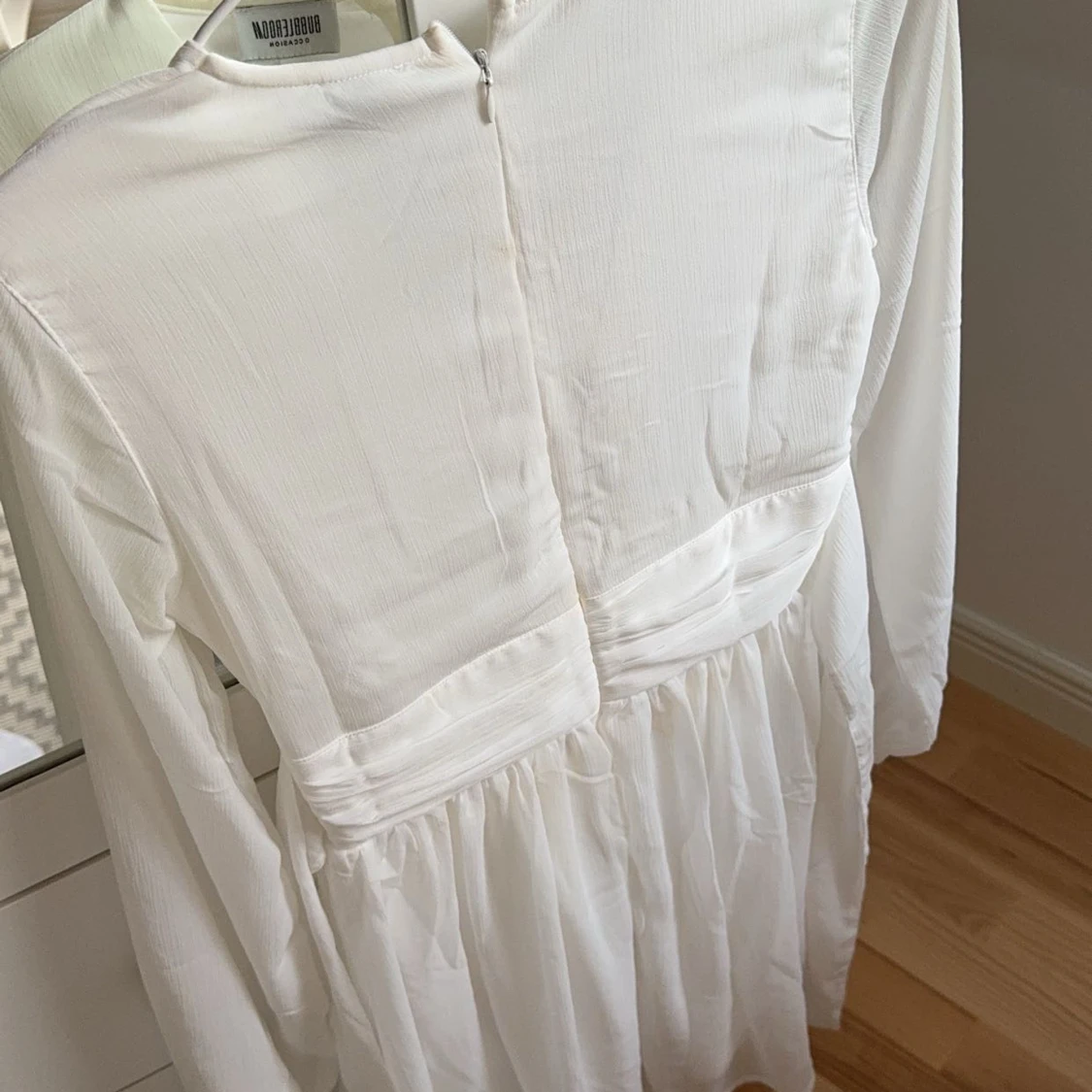 Vit klänning med v-ringning - 1