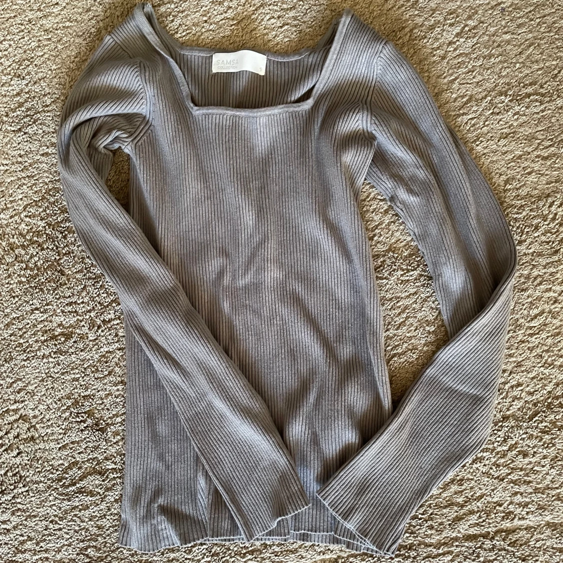 Grå ribbad topp från Samsa Collection - 1