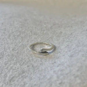 Silver ring - US storlek 7/7.5, diameter cirka 17.3–17.8 mm, omkrets cirka 54.5–56 mm.  Blanda och matcha dina favoriter! Köp flera artiklar tillsammans för rabatt och spara på frakten.  #silver #ring #vintage #smycken #klassisk