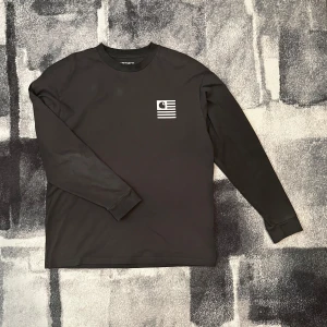 Vintage Carhartt tröja  - Riktigt fet vintage långarmad carhartt tröja i storlek M. Riktigt go passform och extremt skön fade vilket gör den både extremt stilig och unik. 