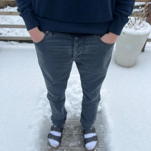 Grå Jacob cohën jeans - Säljer nu mina snygga gråa Jacob cohen Jenas stil 610. Passformen är comfort. Skick 8/10 riktigt nice o passar till många outfits. Storlek 32 Jacob cohen. Skicka ett pm om ni har funderingar🤩