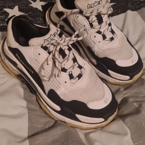 Balenciaga Triple S  - Ett par riktigt snygga Balenciaga tripple s. Nypris ca 11 000. Sparsamt använda. Fråga gärna om ni har någon fundering!