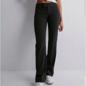 Svarta kostymbyxor - Snygga svarta low waist kostymbyxor från nelly. Bara använt ett par gånger!💖