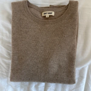 Beige kashmirtröja från Soft Goat - Säljer en supermjuk beige kashmirtröja från Soft Goat. Perfekt passform.