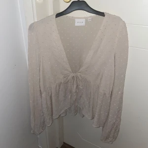 Vit blus - Jättefin beige/vit blus🌸skriv vid frågor💕