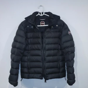 Colmarjacka nyskick - Tjena, säljer nu min nya colmarjack. Den är som ny och är använd bara några gånger, inga defekter eller hål. Den passar för dig som är lite över 180 eller över 170. Köpte den för 3500 kr men säljer för bara 1199! Perfekt som vårjacka eller som vinterjacka till nästa år. Bara att skriva kring funderingar!