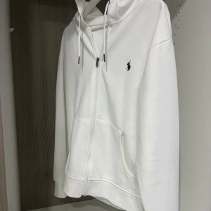 Vit hoodie från Ralph Lauren - Säljer en stilren vit hoodie från Ralph Lauren! Skick: 10/10! Vid minsta fundering kontakta oss!