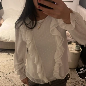 Vit blus  - En jättefin blus från Gina tricot som passar perfekt nu till våren och sommaren💐🌸