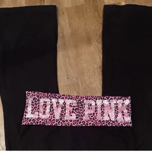 Victoria secret pink foldover yoga pants💕 - Skitsnygga vintage Victoria secret pink byxor som jag köpte på Plick för ungefär ett år sen. De passar mig perfekt i längden som är ungefär 175cm. Det står storlek XS men de är stretchiga så de passar mig med storlek M perfekt. Skriv vid frågor💕 (priset är inte fast)