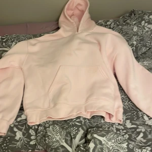 Rosa Hoodie💞 - Säljer min jättefina rosa hoodie från Gina💞 den har några fläckar som ej går bort, de ser synligt ut på bilden men irl så syns de knappt!💞nypris: 359